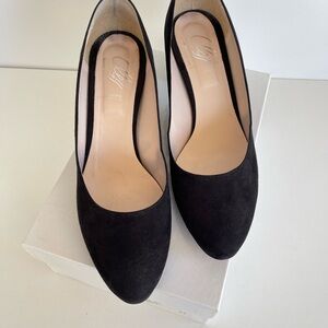 Made in Italy. Elegant Black Suede Pumps. Slightly used in very good condition